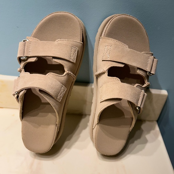 Ugg Platform Shoe - Picture 2 of 5